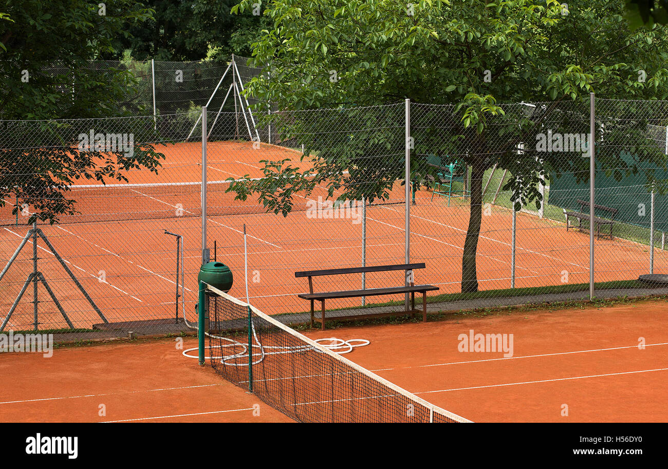 Kleinen Tennisplatz mit orangefarbenen Sand. Stockfoto