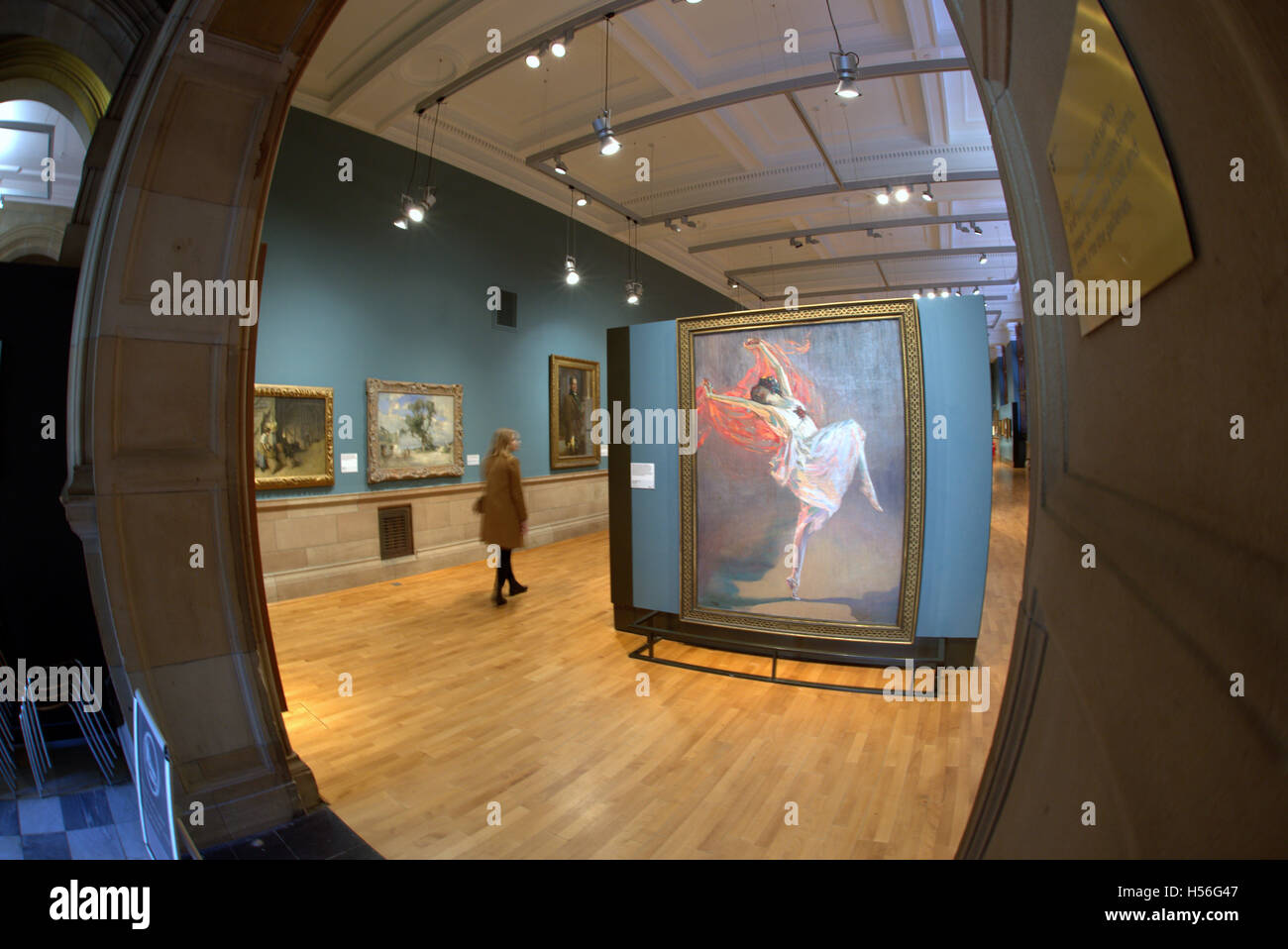 Glasgow Kelvingrove Museum innen innerhalb der Galerien-Mädchen Stockfoto