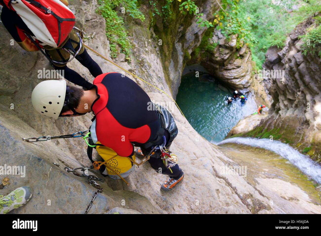 Canyoning in Furco Canyon, Broto, Pyrenäen, Huesca Provinz, Aragon, Spanien. Stockfoto