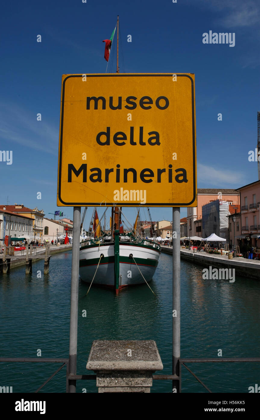 Museumsschiffe im Hafenkanal, die entwickelt wurde, von Leonardo da Vinci, Cesenatico, Forlì-Cesena Provinz Emilia-Romagna, Italien Stockfoto