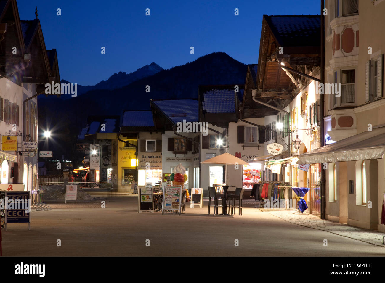 Berghäuser am Obermarkt quadratisch, blaue Stunde, Mittenwald, Bayern, Oberbayern Stockfoto