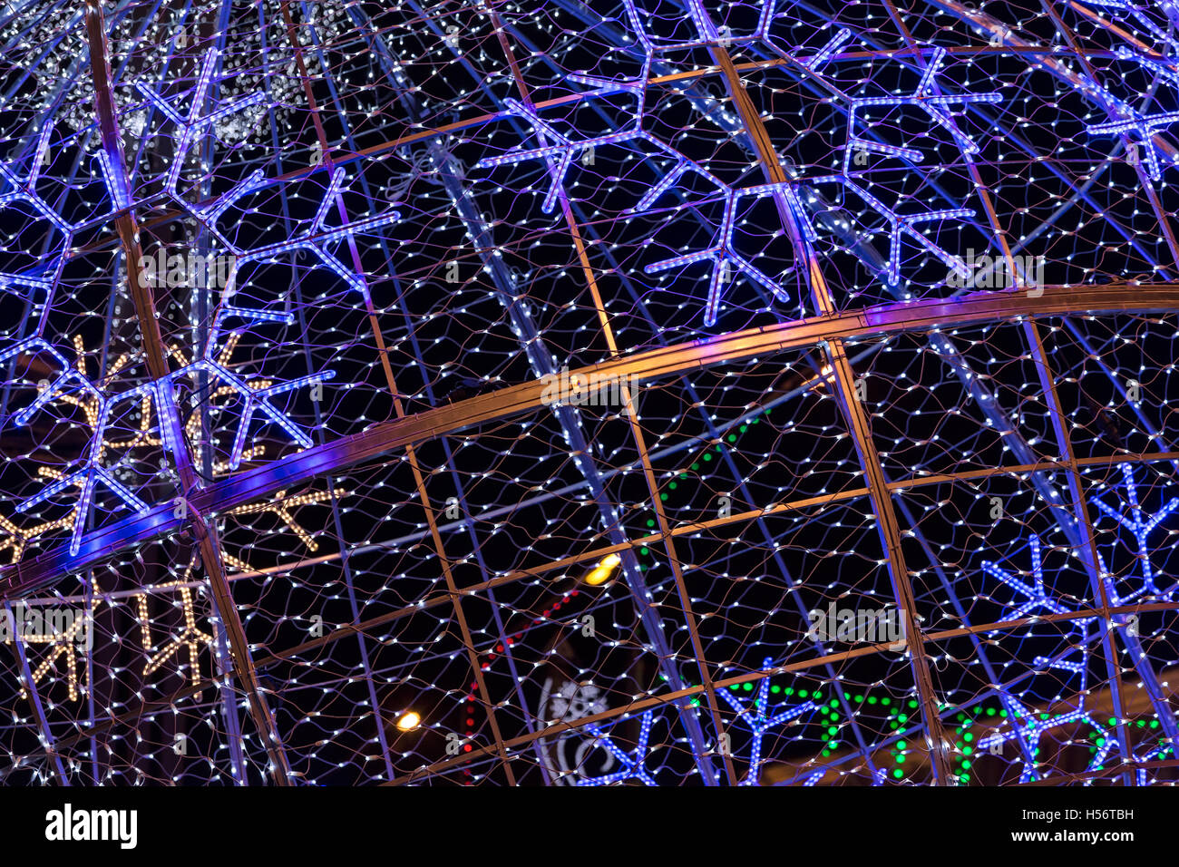 Weihnachtsbeleuchtung Urlaub Dekoration in Stadtstraße als Hintergrund Stockfoto