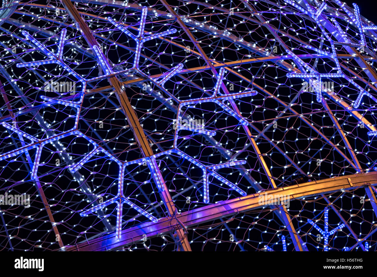 Winter Urlaub festliche Straßenbeleuchtung in blau gemacht durch LED Stockfoto