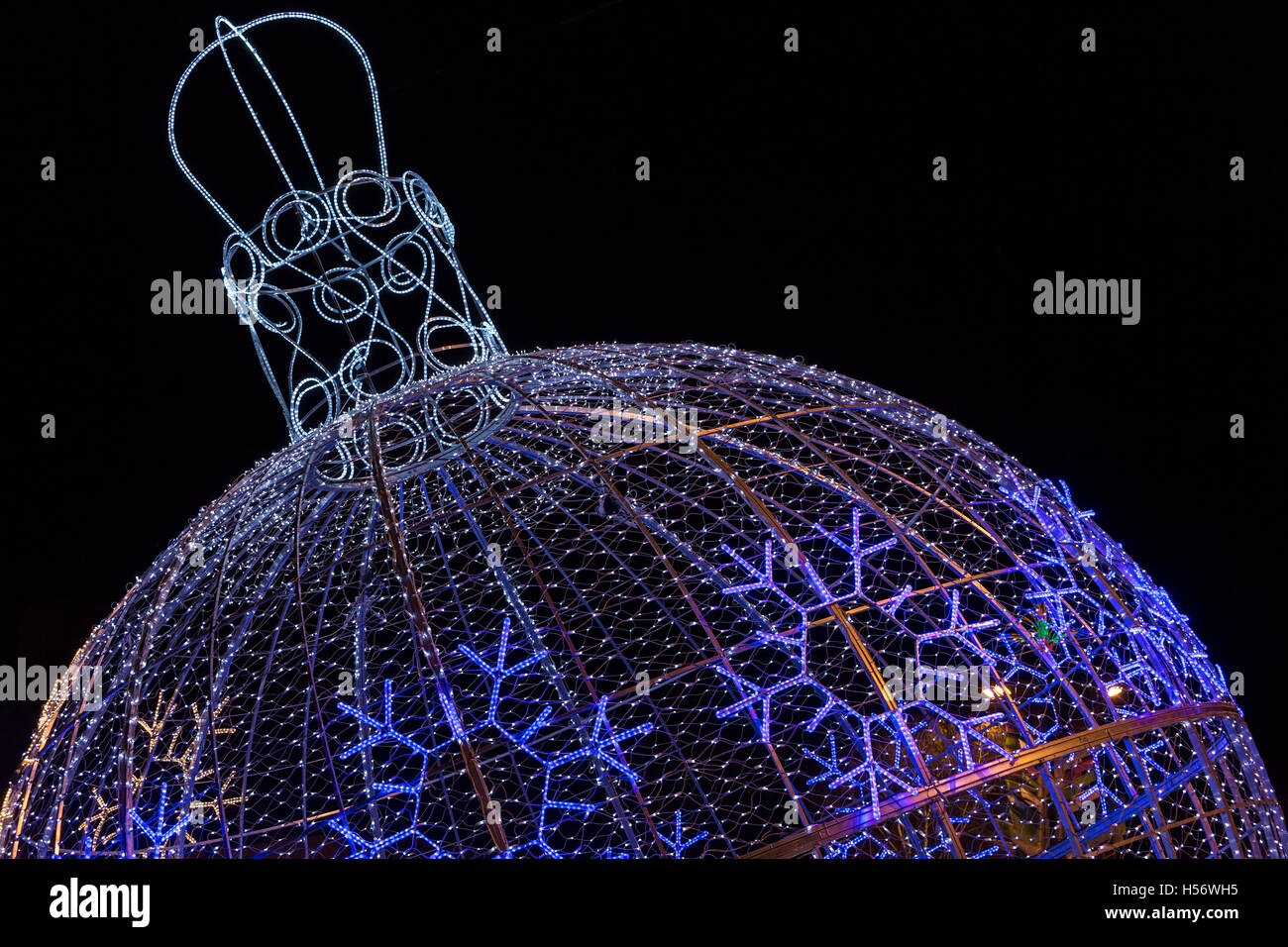 große Weihnachts-Dekoration auf der Straße gemacht durch flexible led-Lichtschlauch Stockfoto