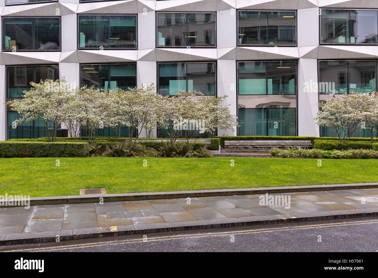 London, Vereinigtes Königreich - April 2016: zugeschnittenen Straßenansicht eines Bürogebäudes beabsichtigst. Frontale Fassade Stockfoto