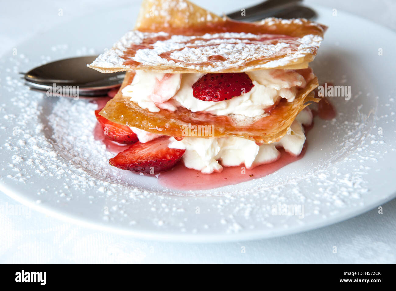 Millefeuille mit Erdbeeren und Puderzucker bestreut auf Platte Stockfoto