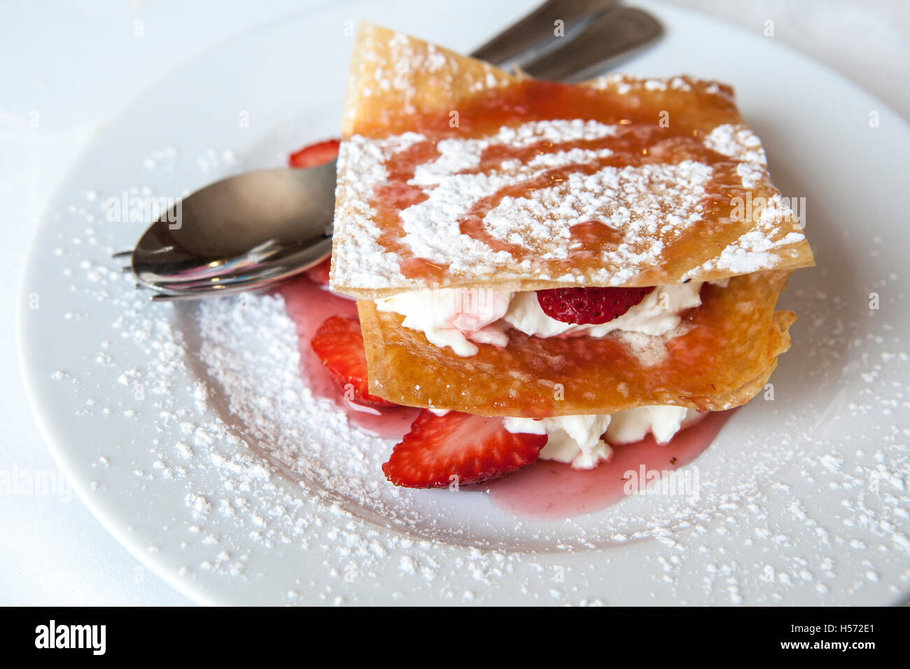 Millefeuille mit Erdbeeren und Puderzucker bestreut auf Platte Stockfoto