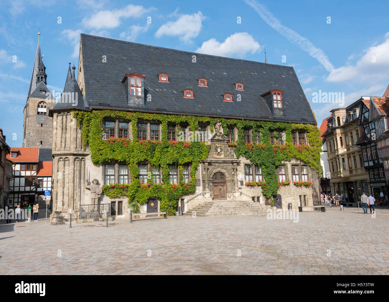 QUEDLINBURG, Deutschland, SEPTEMBER 24,2016: unbekannte Leute einkaufen und zu Fuß in Quedlinburg am 24. September 2016, dieser Seilbahn Stockfoto