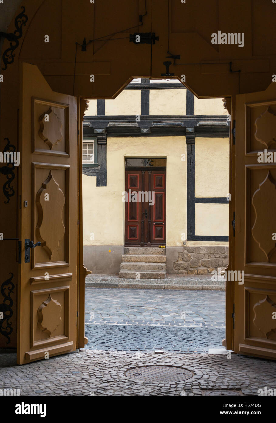 sehr alte hölzerne Hadncraft Tür halb Fachwerkhaus in Quedlinburg, Deutschland Stockfoto