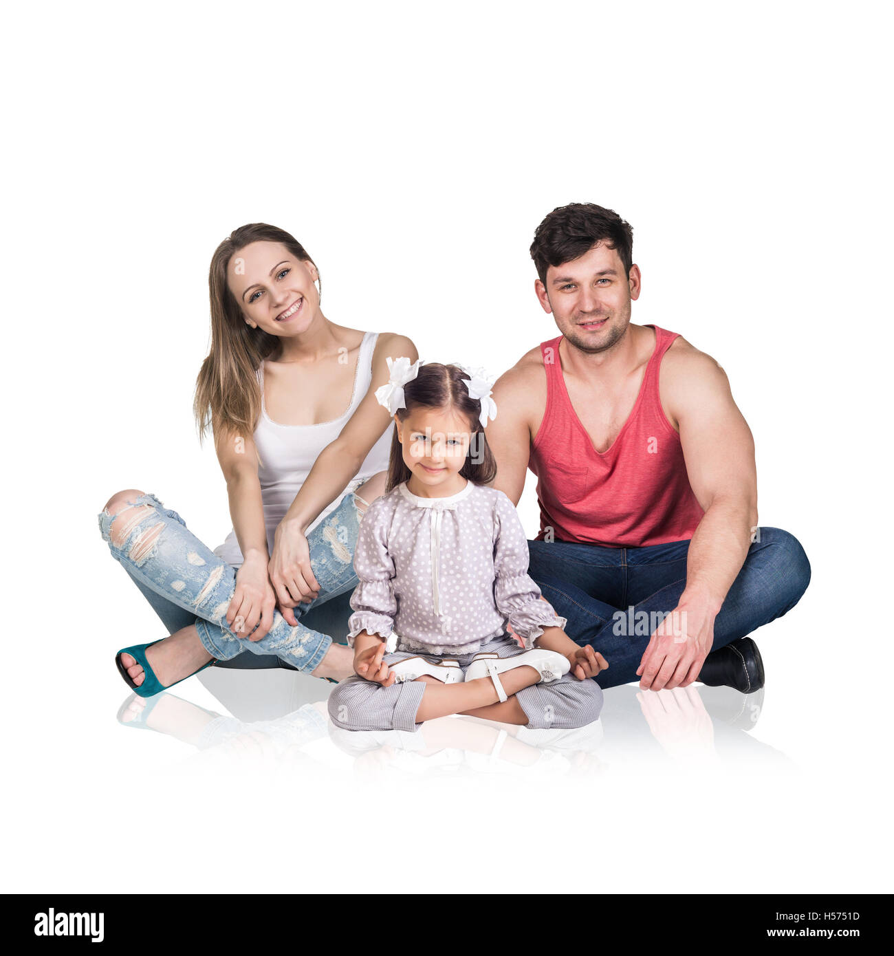 Glückliche junge Familie auf dem Boden sitzend, Stockfoto