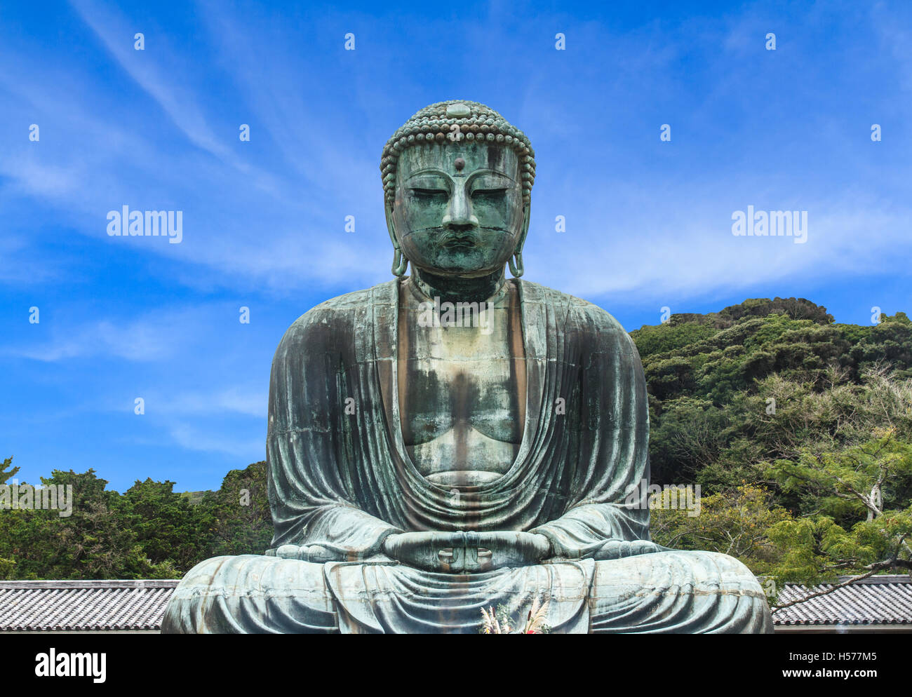 Buddha-Daibutsu Kotoku-in Tempel, Kamakura-Stadt, Metro Tokyo, Japan. Blauer Himmelshintergrund. Stockfoto