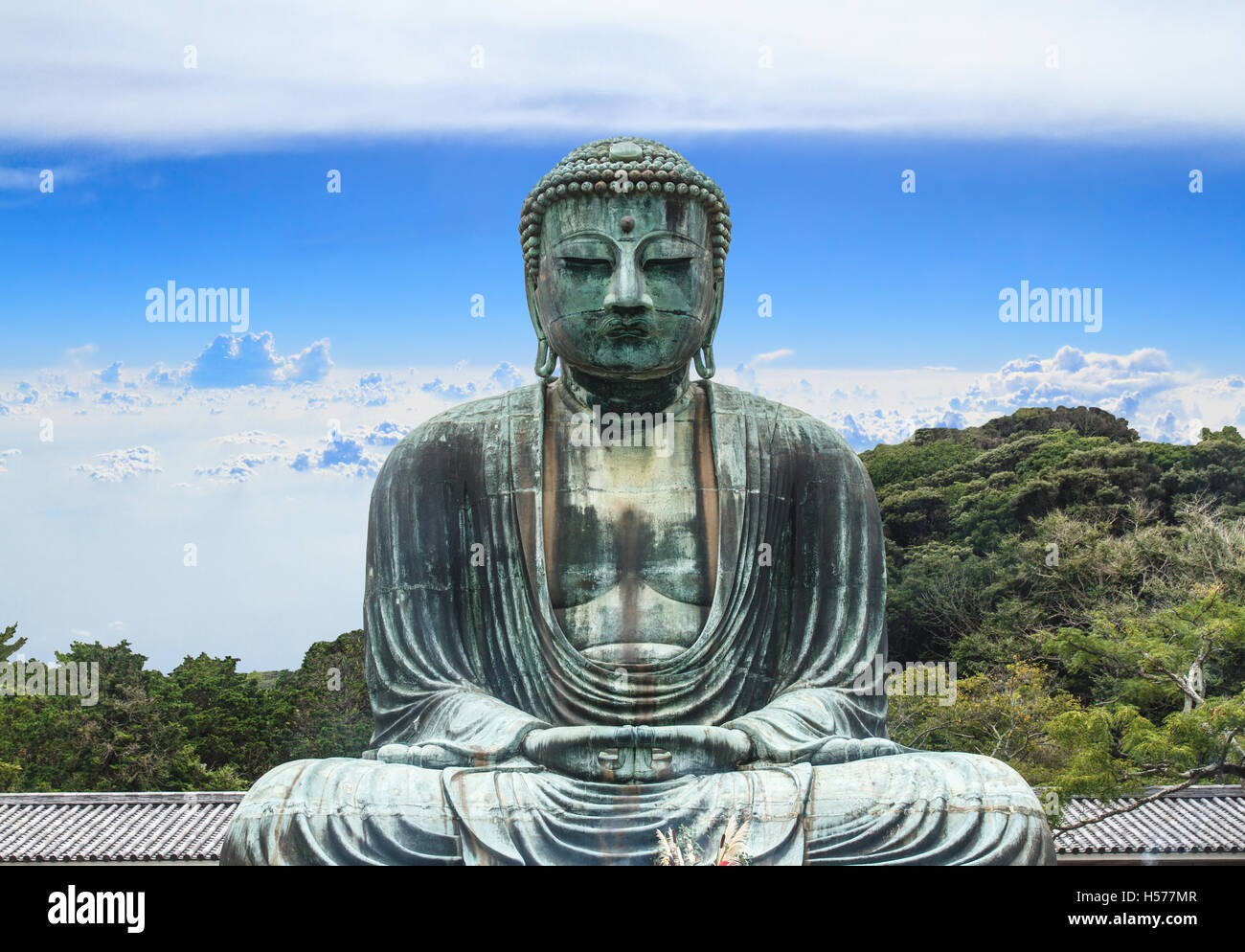 Buddha-Daibutsu Kotoku-in Tempel, Kamakura-Stadt, Metro Tokyo, Japan. Blauer Himmelshintergrund. Stockfoto