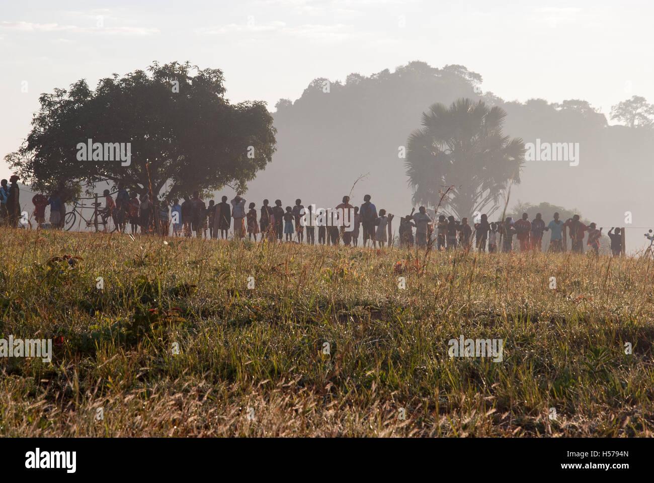 Am frühen Morgen Treffen der Dorfbewohner, Sussundenga, Mosambik. Stockfoto