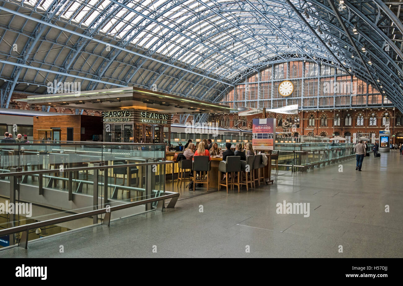 Viktorianischen St. Pancras Railway Station London UK 1868 erbaut und 2007 renoviert und mit Champagner-Bar Stockfoto