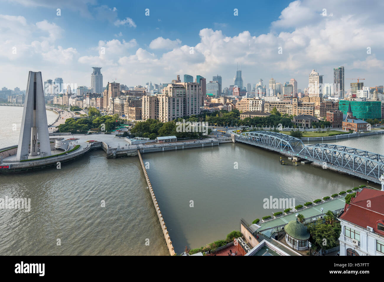Luftaufnahme von Bund mit Waibaidu Brücke und Denkmal für die Helden des Volkes, Shanghai Stockfoto