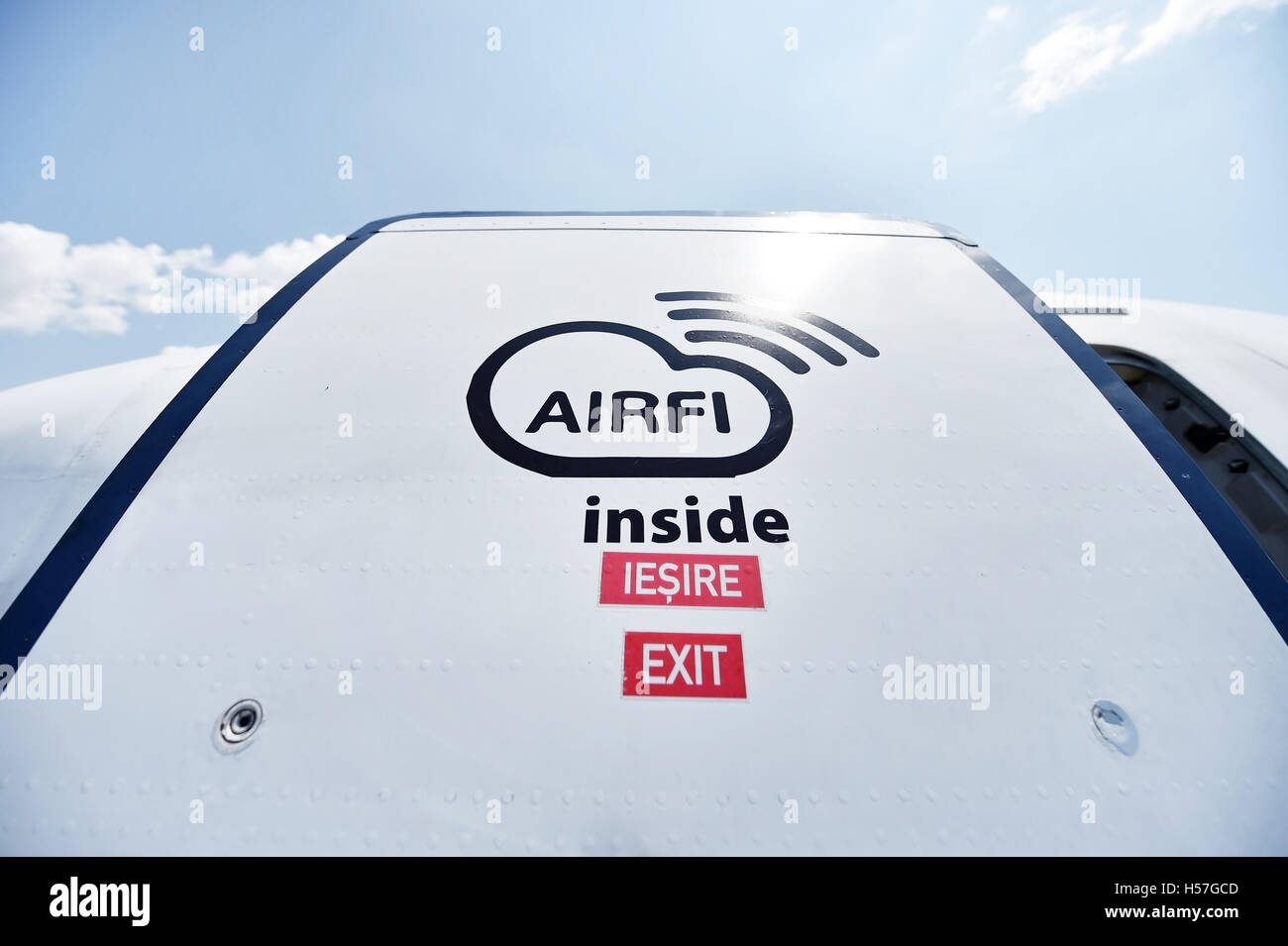 Airfi System Zeichen, die Wifi-Lösung für Flugzeuge, ist eingeprägt Flugzeug Tür gesehen. Stockfoto