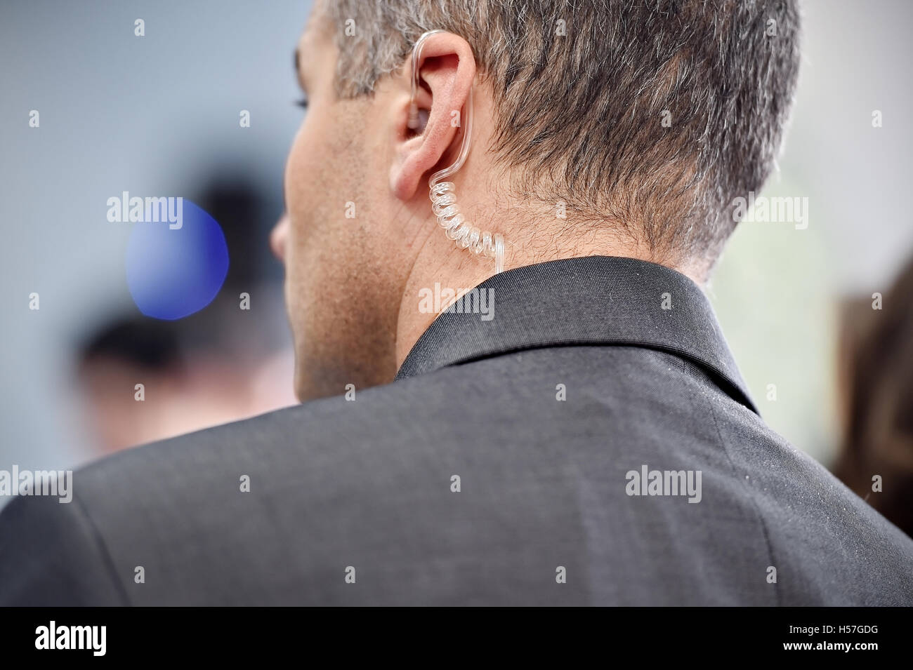 Detail mit einem Leibwächter in Ohr Kopfhörer tragen Stockfoto