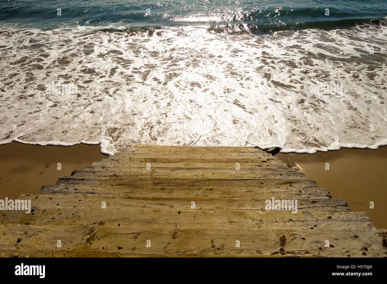 Hölzerne Treppe, die ins Meer, Spanien Stockfoto