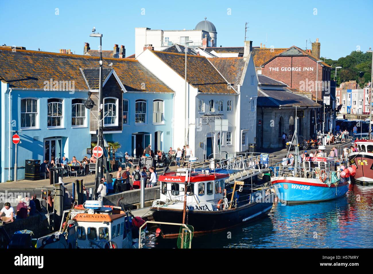 Erhöhten Blick auf die Fischtrawler in den Hafen und Kai Gebäuden, Weymouth, Dorset, England, Vereinigtes Königreich, West-Europa. Stockfoto