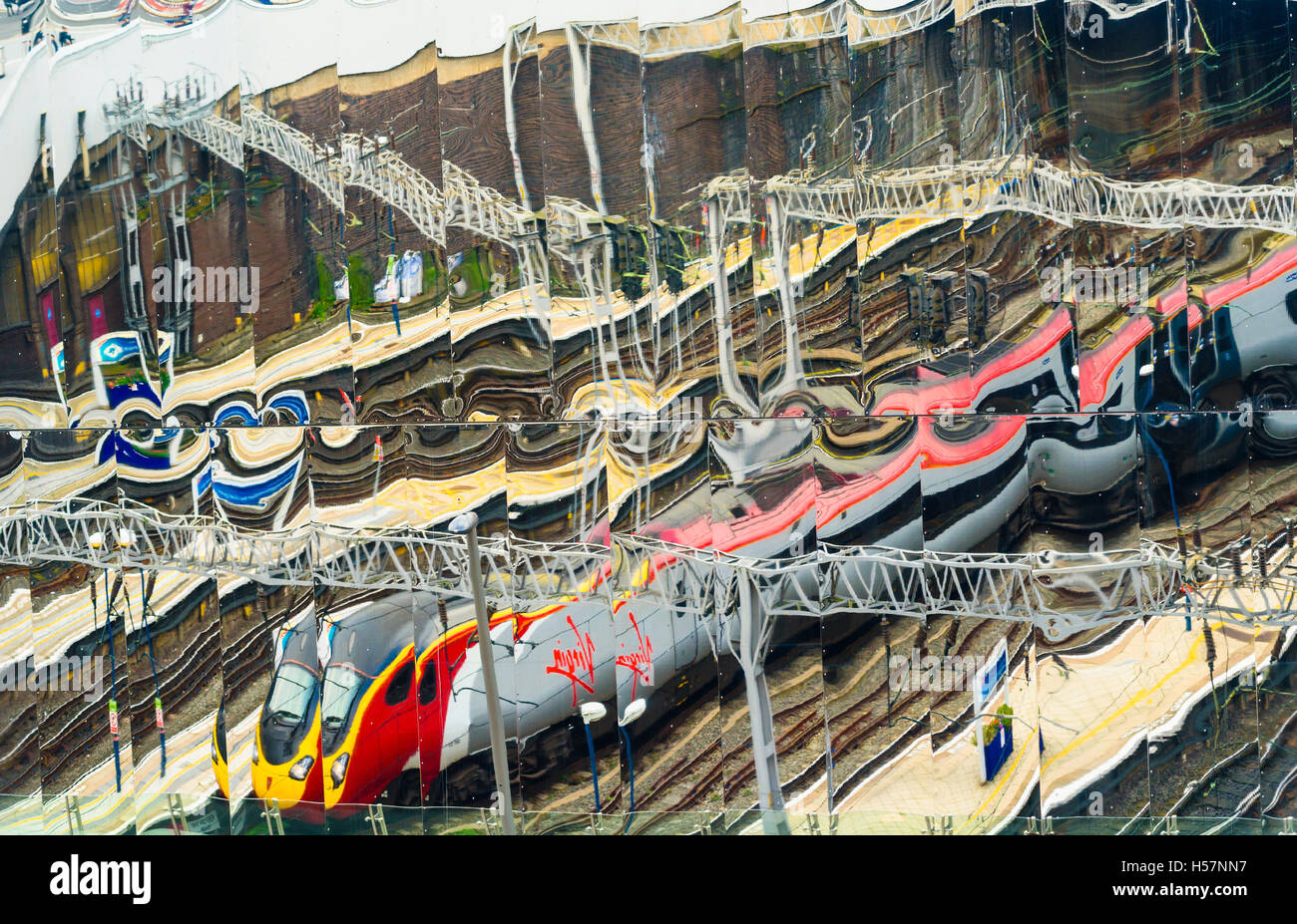 Jungfrau Pendolino-Zug spiegelt sich in der Spiegel-Fassade des Birmingham New Street Station Stockfoto