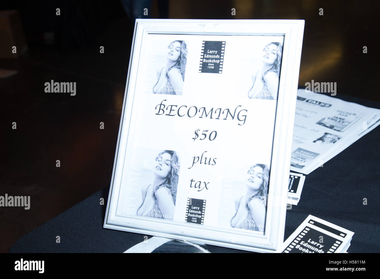 Preisschild des Buches "Becoming" am Abend mit Cindy Crawford mit der Veröffentlichung ihres neuen Buches "Becoming." im Live-Gespräche Los Angeles am 14. Oktober 2015 in Santa Monica, Kalifornien, USA Stockfoto
