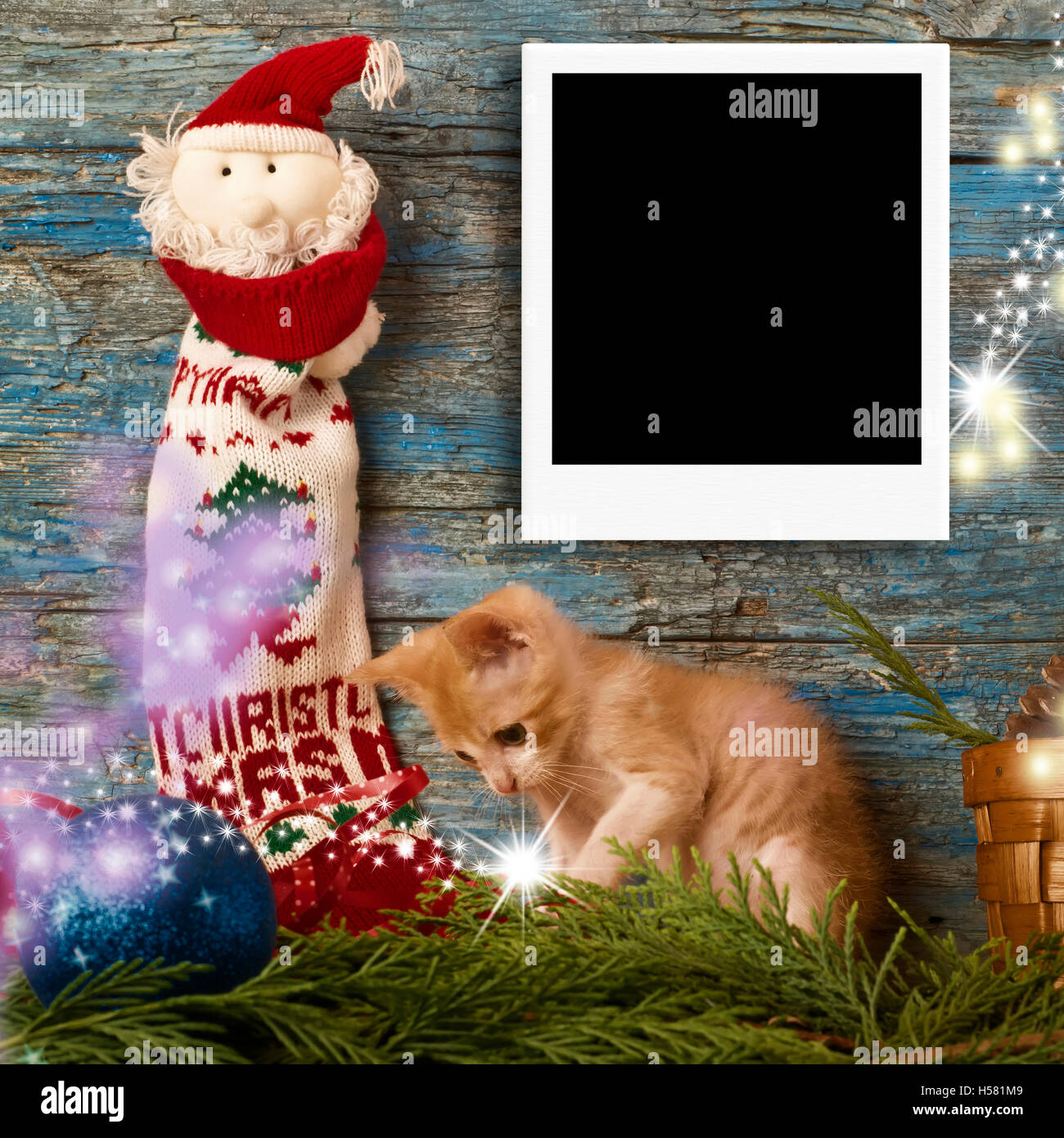 Weihnachten ein instant leere Bilderrahmen, lustige verspielte Kätzchen auf primitiven Holz Hintergrund Stockfoto