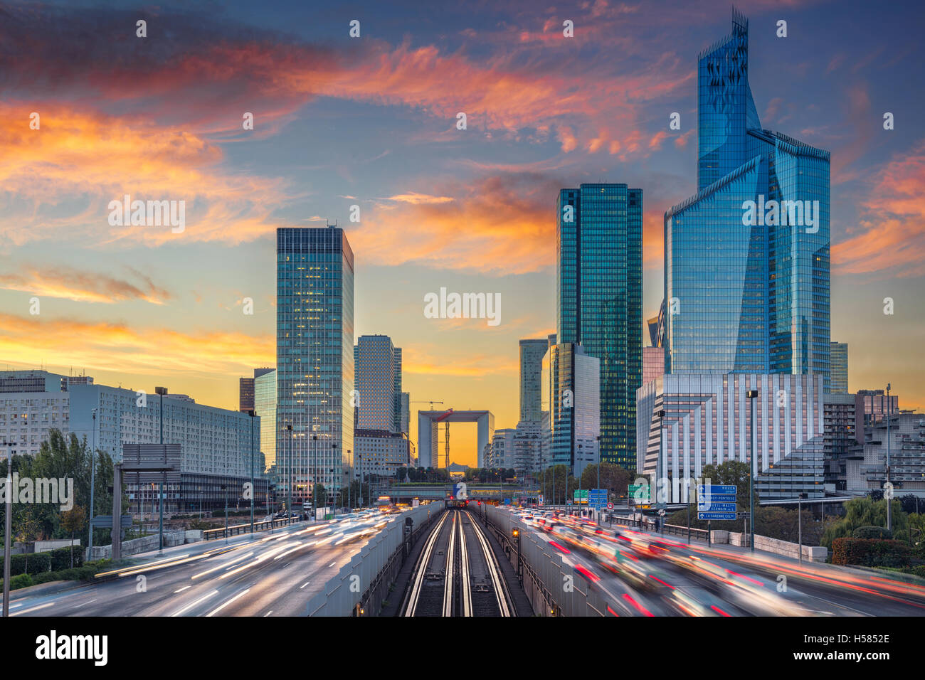 La Défense, Paris. Bild von Bürogebäuden im modernen Teil von Paris - La Défense bei Sonnenuntergang. Stockfoto
