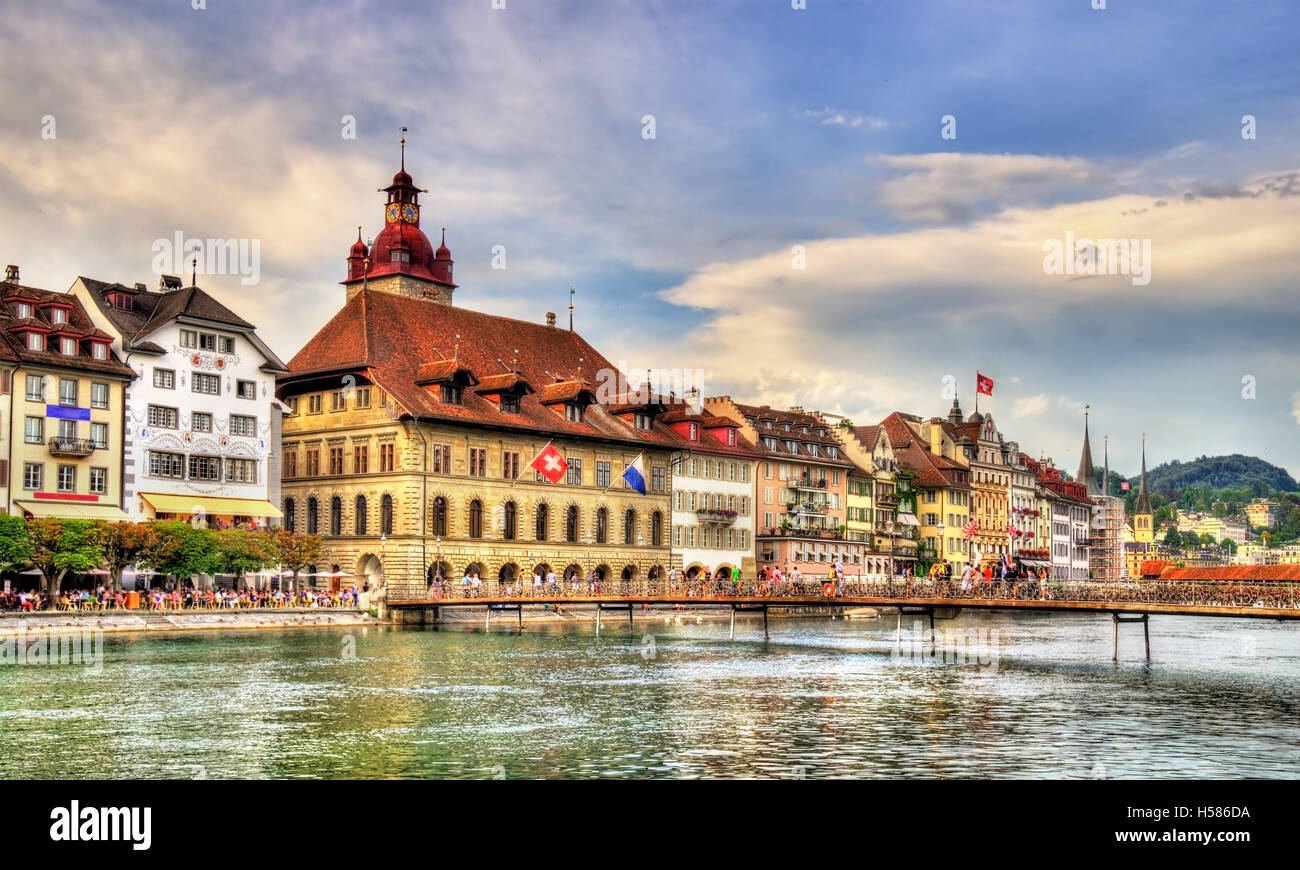 Rathaus von Luzern entlang dem Fluss Reuss, Schweiz Stockfoto
