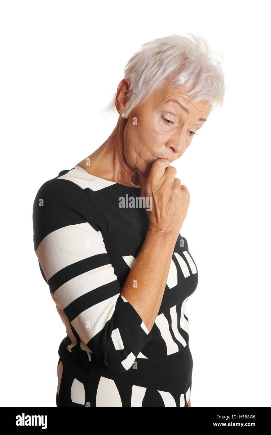 ältere Frau sucht besorgt und vergesslich Stockfoto