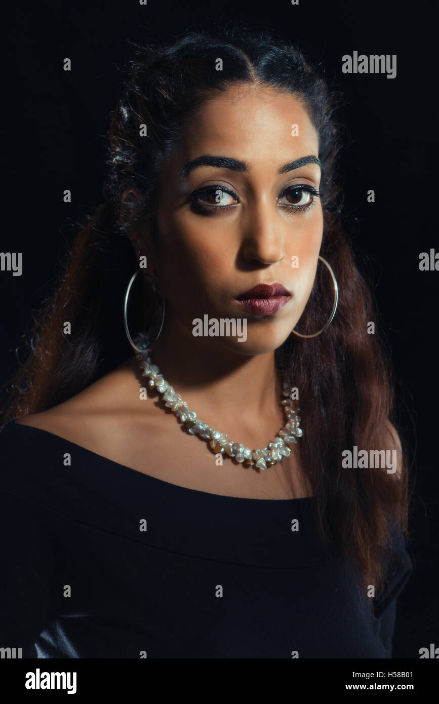 Porträt einer britischen asiatische Frau trägt eine Perlenkette Stockfoto