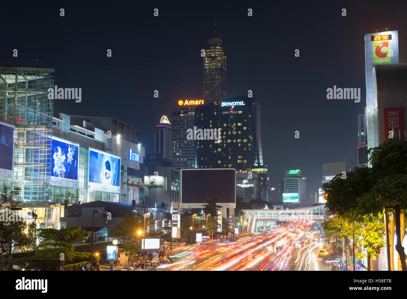 Bangkok, Thailand - 13. Oktober 2016: Siam Square, Nachtansicht mit Lichtspuren. Dieser Platz ist berühmte Einkaufsviertel in Bangkok Stockfoto