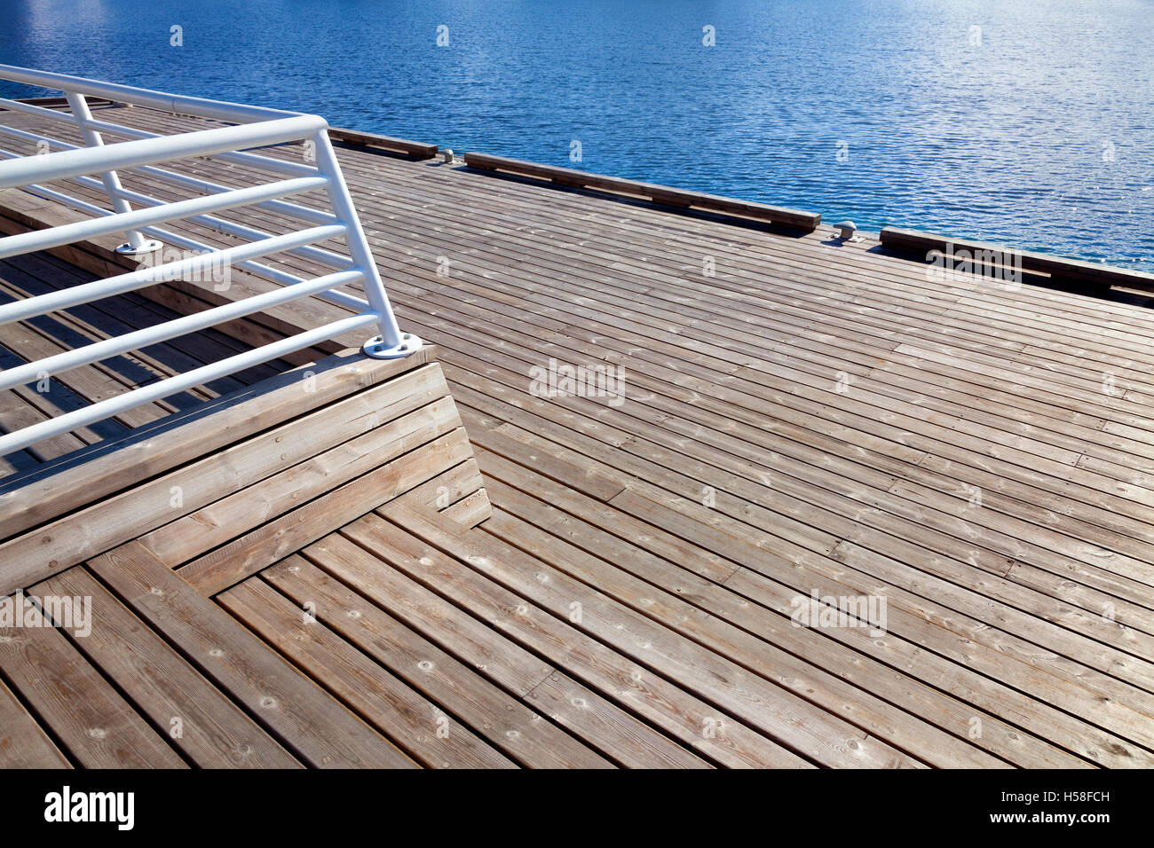 Dock mit hölzernen Schindeln Stock Stockfoto