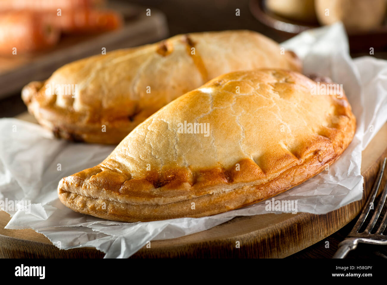 Köstliche hausgemachte Cornish Pasties mit Rind, Karotten und Kartoffeln. Stockfoto