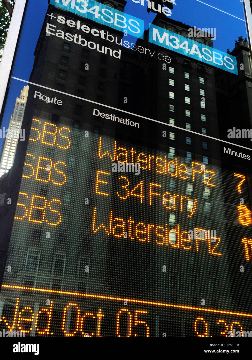M34 Wählen Sie Bus Echtzeit Passenger Information Signage, NYC, USA Stockfoto