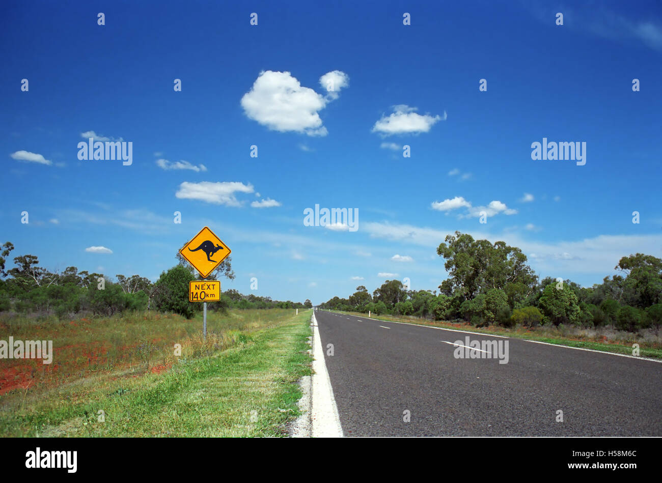 Die Mitchell Highway zwischen Bourke und Coolabah, New-South.Wales, Australien: ein Roadsign gibt eine Vorstellung von der Entfernung Stockfoto