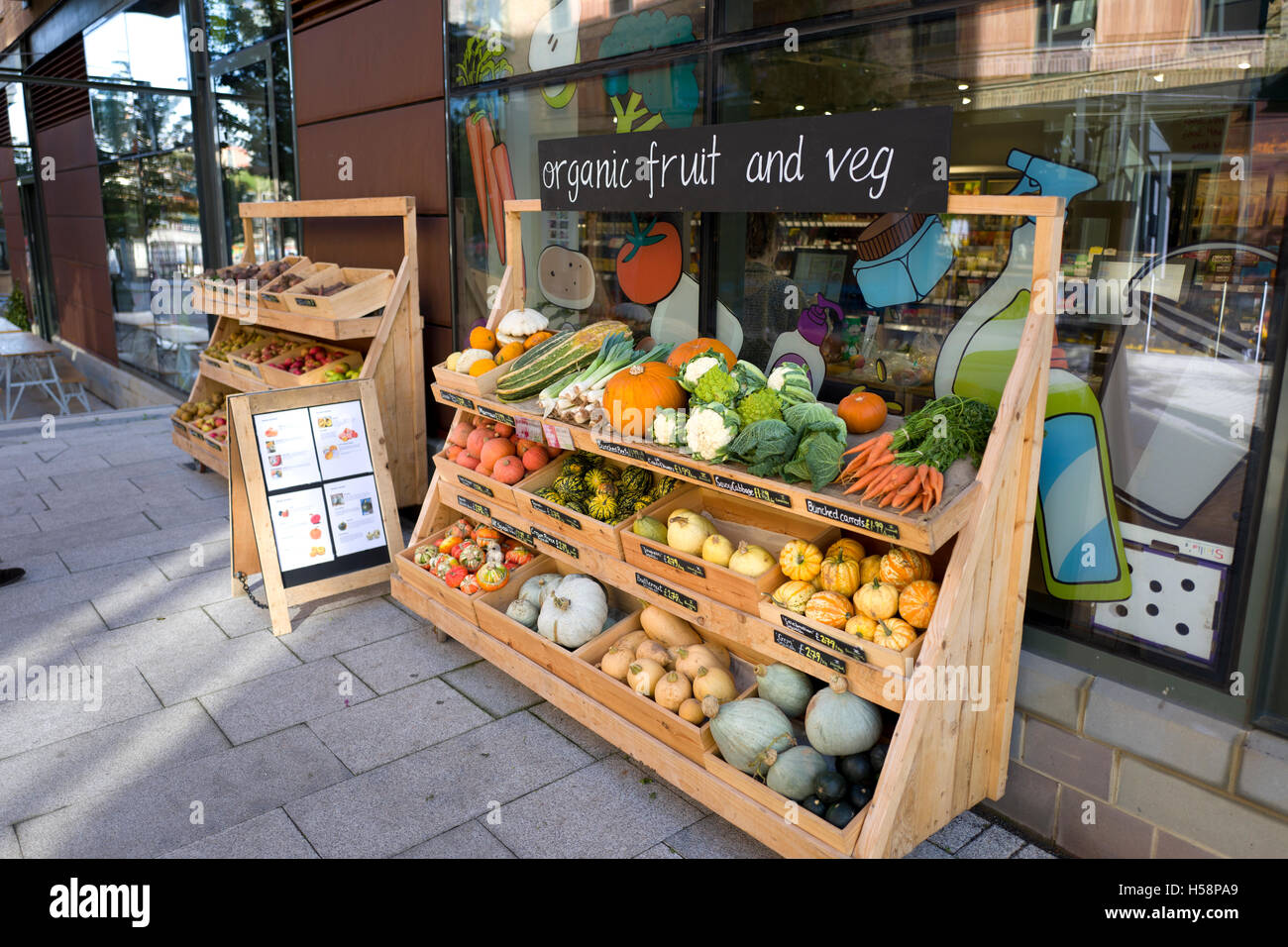 Bio-Obst und Gemüse vor einem Geschäft. UK Stockfoto