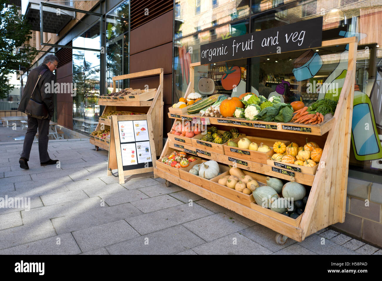 Bio-Obst und Gemüse vor einem Geschäft. UK Stockfoto