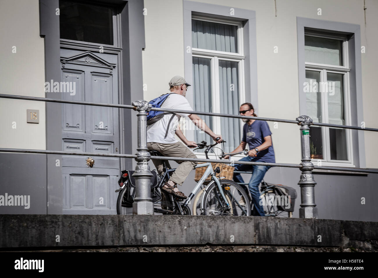 Radfahrer auf die historischen Straßen von Brügge Stockfoto