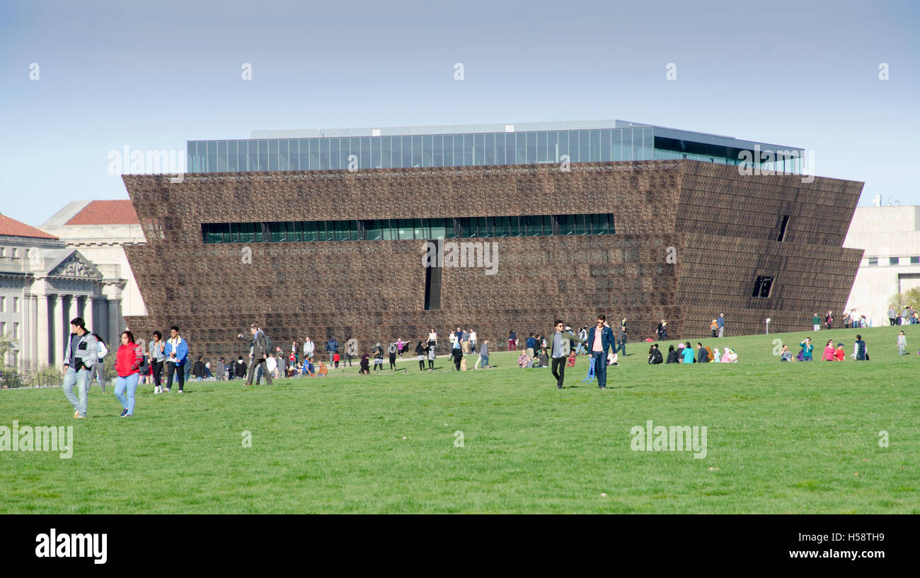 National Museum of African American History und Kultur, an der National Mall in Washington, DC, mit Menschen im Vordergrund. Stockfoto