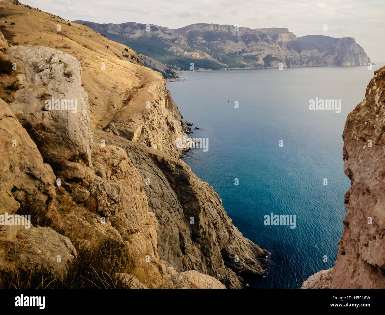 blaue Meer der Bucht von Crimea Berggipfel Stockfoto