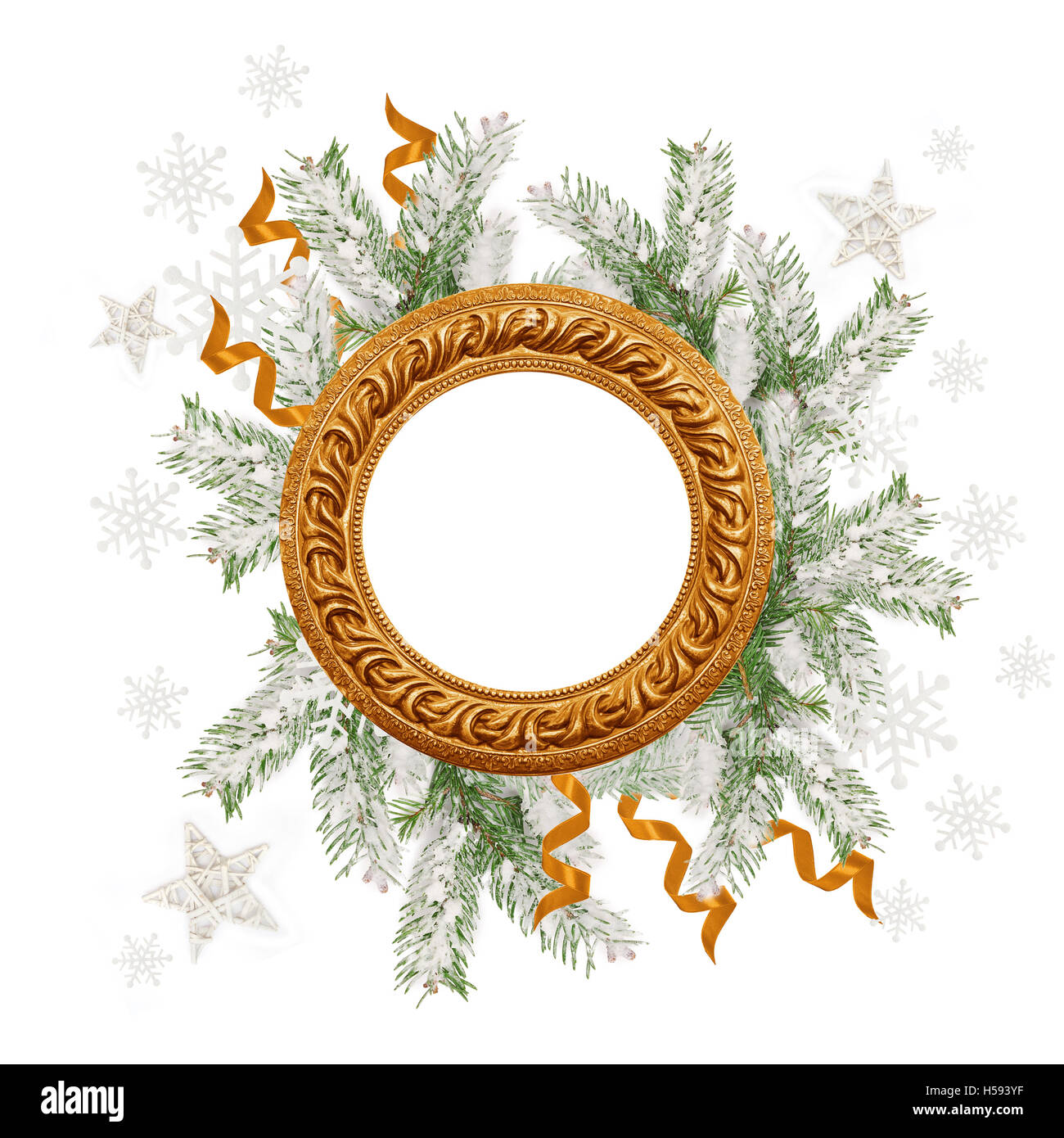 verschneiten Tannenzweigen und Weihnachten runden Dekorationen mit Platz für text Stockfoto