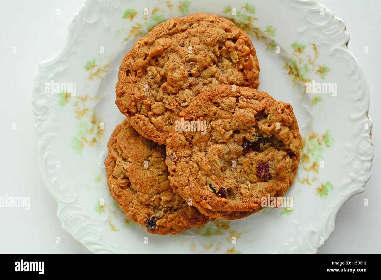 Frisch gebackenes Haferflocken mit Rosinen Walnuss Cookies auf hübschen Vintage Platte von oben im Querformat Stockfoto