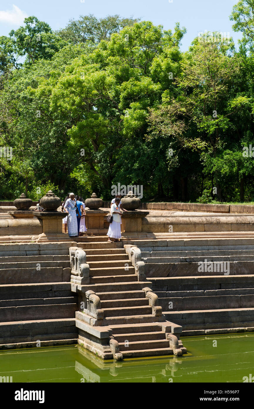 Pilger am Kuttam Pokuna Twin Teiche, Anuradhapura, Sri Lanka Stockfoto