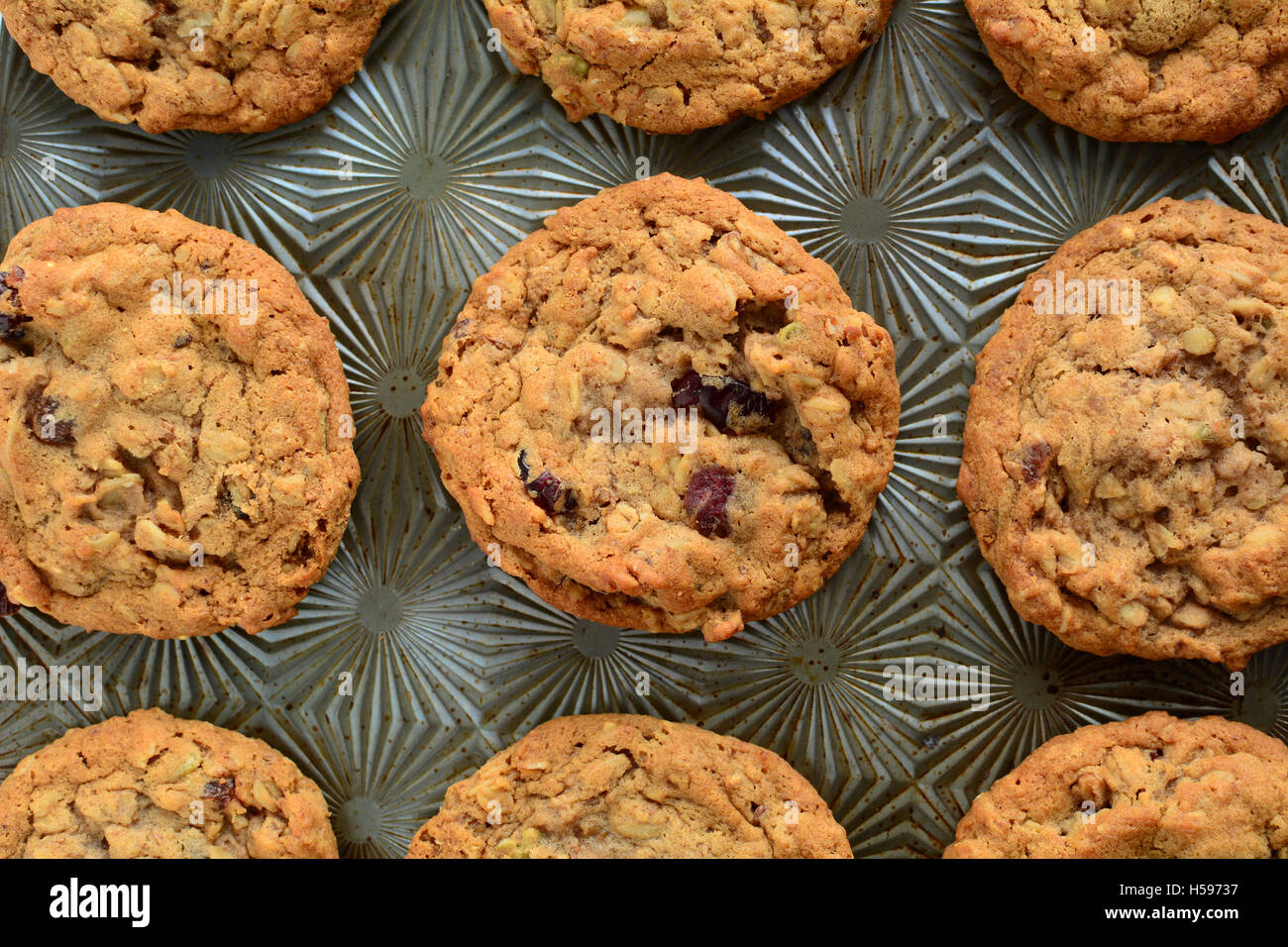 Frisch gebackenes Haferflocken mit Rosinen Walnuss Cookies auf Vintage Tablett in natürlichem Licht.  Querformat gedreht von oben Stockfoto