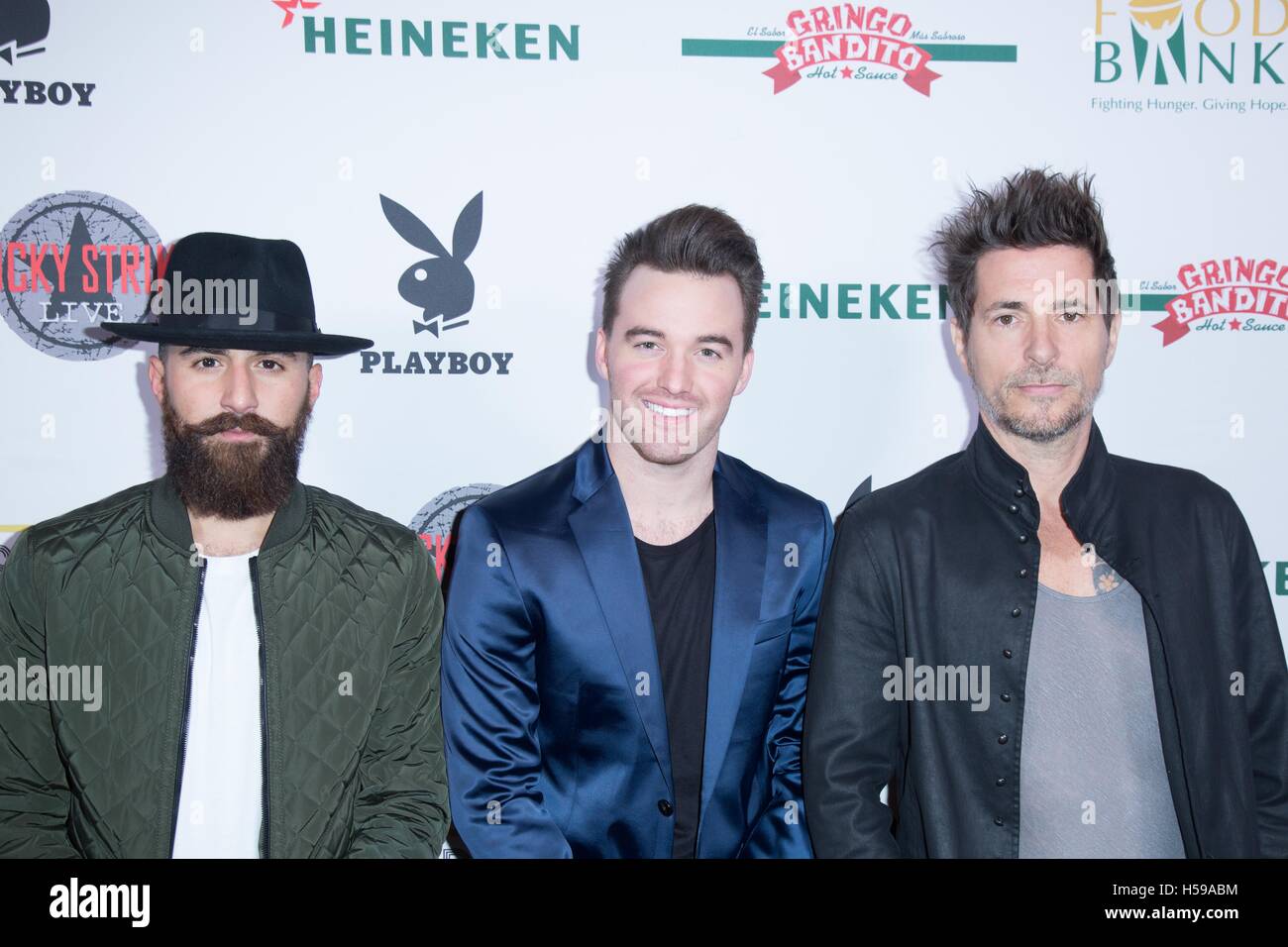 Mike Rossi, Stevie Brock und Todd Morse besuchen die 2. jährlichen Bowling mit Hasen Charity Spendenaktion zugunsten der LA Food Bank, präsentiert von Playboy und Lucky Strike Leben, an Lucky Strike Bowlingbahn am 19. November 2015 in Hollywood, Kalifornien, USA Stockfoto