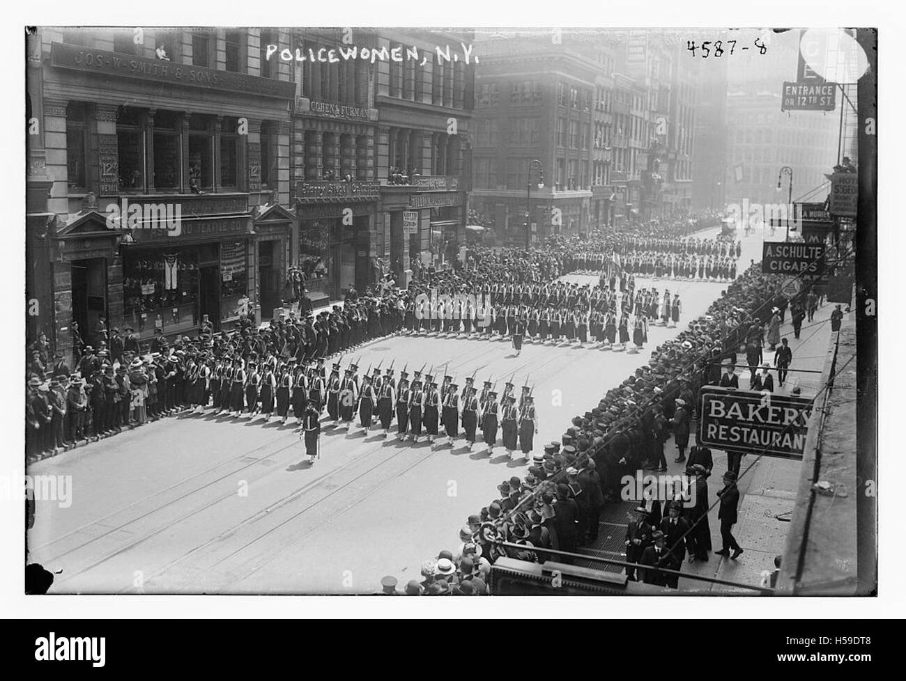 Polizisten sind weibliche Beamte in der Strafverfolgung, die sich für die öffentliche Sicherheit und die Einhaltung der Gesetze einsetzen. Sie sind ein integraler Bestandteil der Polizeikräfte weltweit und tragen zu verschiedenen Rollen bei der Strafverfolgung bei. Stockfoto