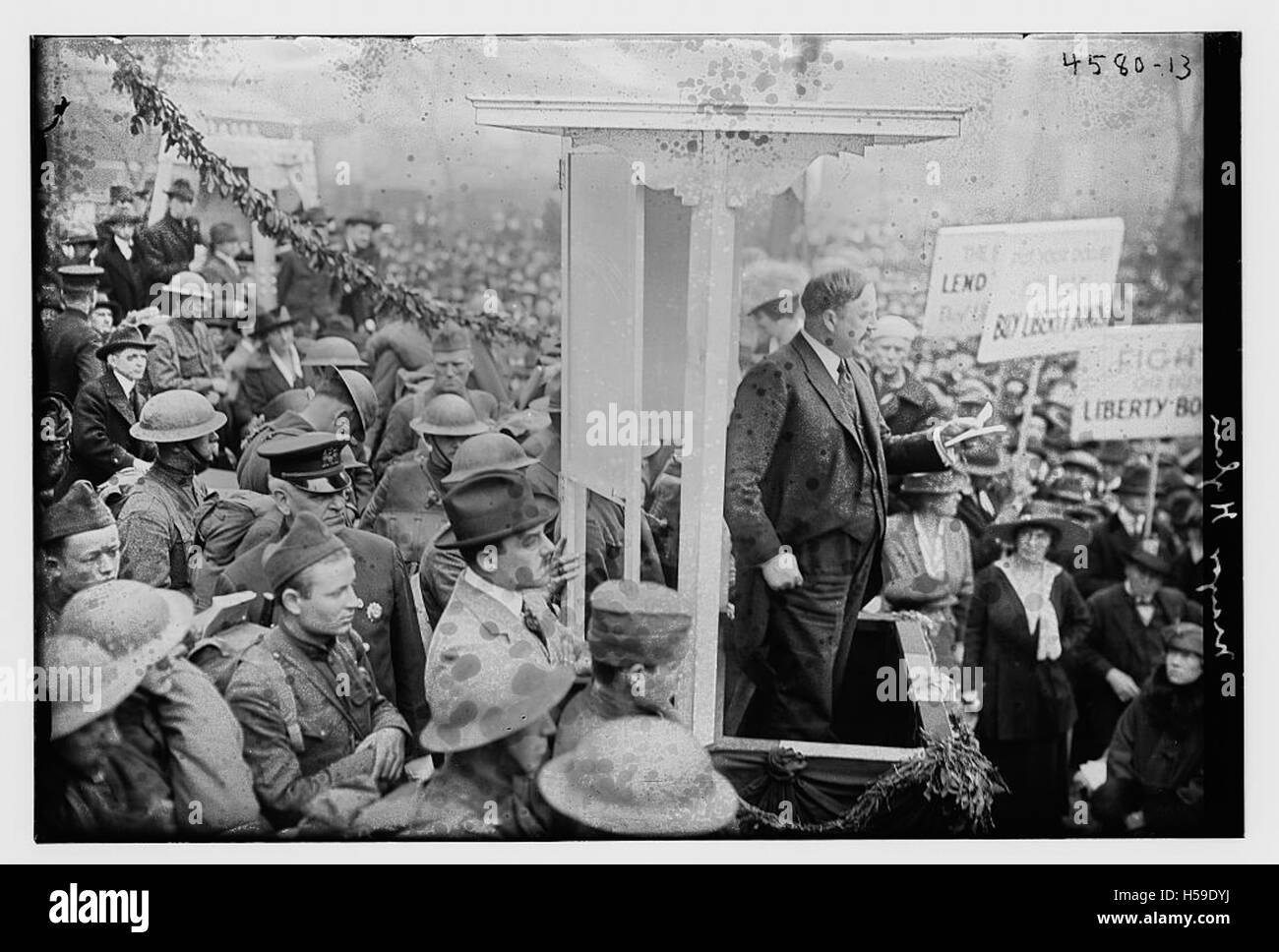 Das Bild zeigt ein Porträt von Bürgermeister H, einem lokalen politischen Führer, der für seine Beiträge zur Gemeinde bekannt ist. Das Foto spiegelt ihren öffentlichen Dienst und ihre Führungsrolle in der Stadt wider. Stockfoto