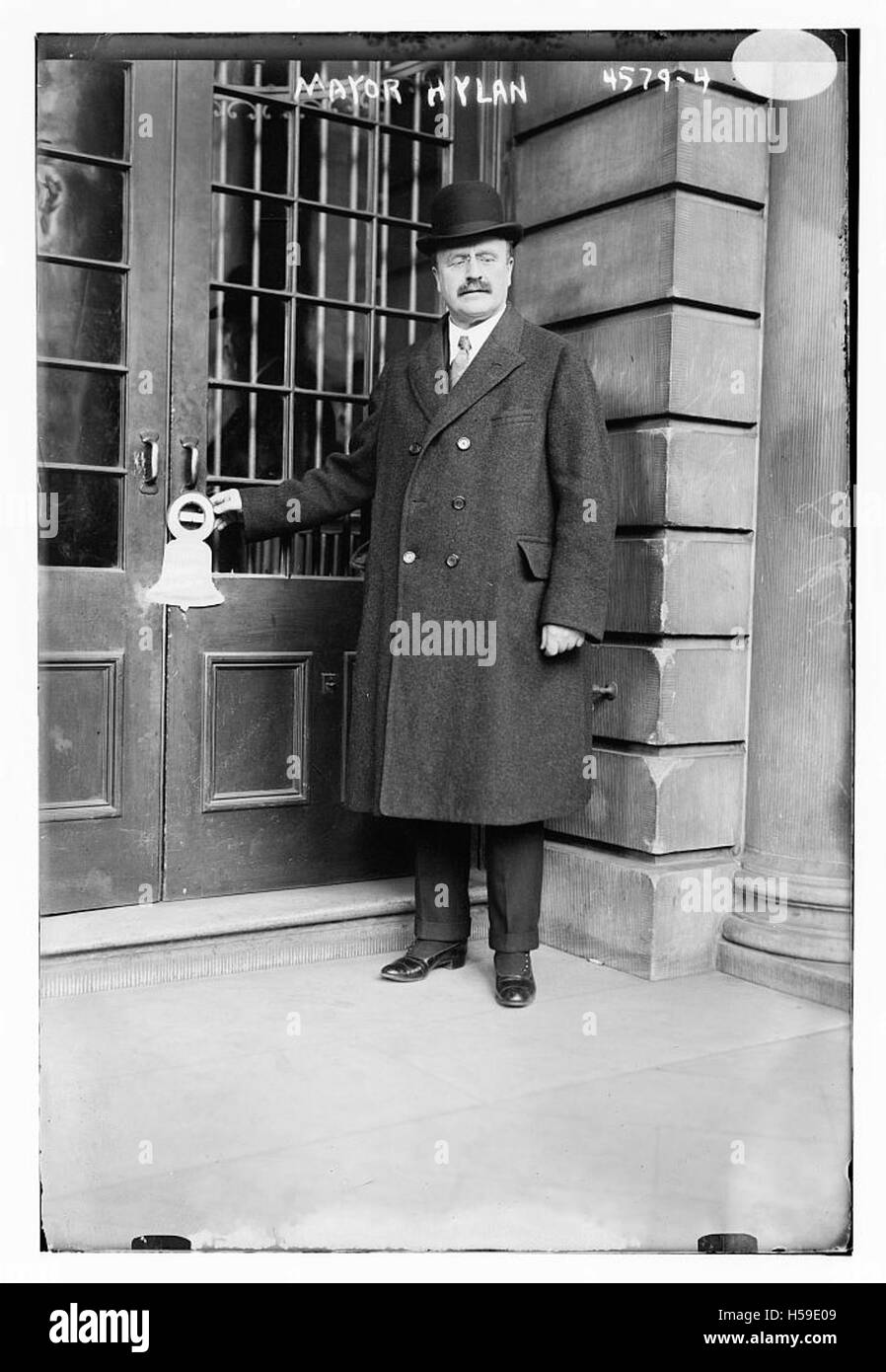 Ein Foto oder Porträt eines Bürgermeisters, wahrscheinlich aus einer lokalen Regierungsumgebung. Das Bild verdeutlicht die Rolle des Einzelnen in der Führung der Bürger und im öffentlichen Dienst. Stockfoto Ein Foto oder Porträt eines Bürgermeisters, wahrscheinlich aus einer lokalen Regierungsumgebung. Das Bild verdeutlicht die Rolle des Einzelnen in der Führung der Bürger und im öffentlichen Dienst. Stockfoto