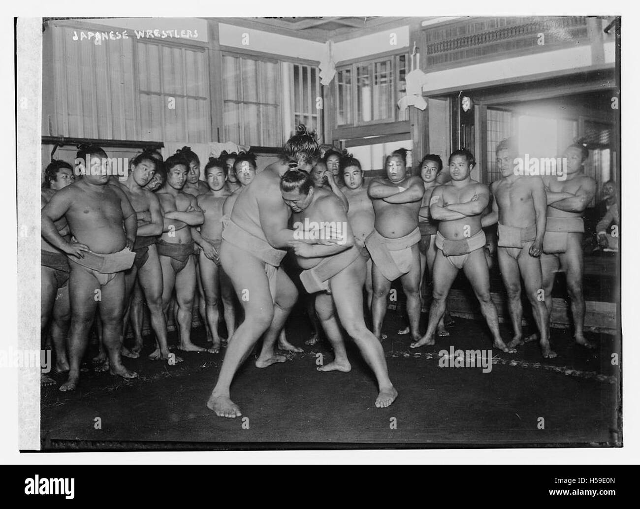 Ein Hinweis auf einen japanischen Wrestler, der möglicherweise den traditionellen Sport des Sumo oder das moderne professionelle Ringen in Japan hervorhebt. Japanisches Ringen ist ein wichtiges kulturelles Element im Land. Stockfoto