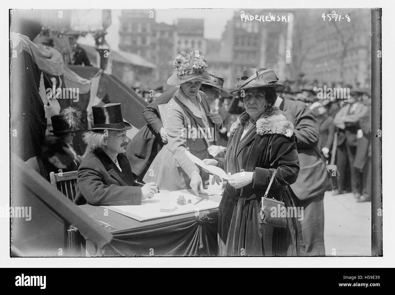 Dies ist eine Anspielung auf den berühmten Pianisten und Komponisten Ignacy Jan Paderewski, bekannt für seine musikalischen Fähigkeiten und Beiträge zur polnischen Kultur und Geschichte. Das Foto fängt ihn wahrscheinlich während eines Konzerts oder öffentlichen Auftritts ein. Stockfoto